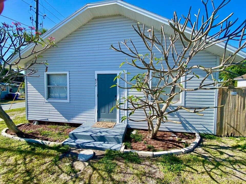 824 Rosery Rd NW in Largo, FL - Building Photo