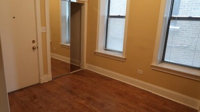 1361 N Ashland Ave in Chicago, IL - Building Photo - Building Photo