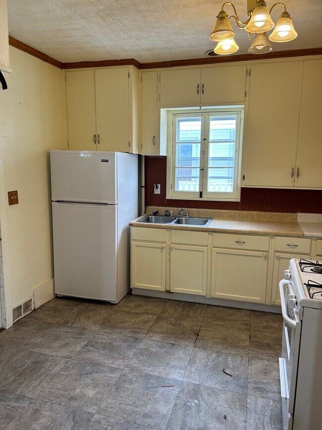 403 W South Park Ave, Unit Lower in Oshkosh, WI - Building Photo - Building Photo