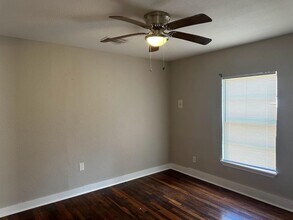 704 15th Ave N-Unit -1 in Texas City, TX - Building Photo - Building Photo