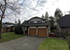149XX Southmere Pl in White Rock, BC - Building Photo