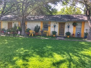 1806 Garner Field Rd in Uvalde, TX - Building Photo - Building Photo