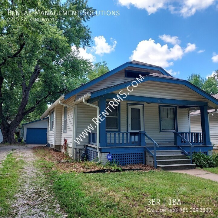 2215 SW Kenilworth Ct in Topeka, KS - Building Photo
