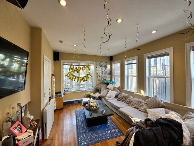 148 Hillside St, Unit 1 in Boston, MA - Building Photo - Building Photo