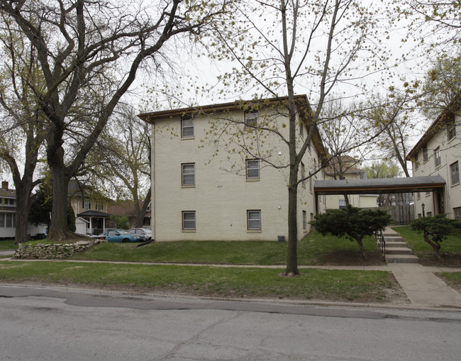 Dundee Arms Apartments in Omaha, NE - Building Photo - Building Photo