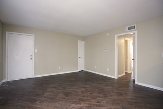 Lake Houston Pines in Houston, TX - Foto de edificio - Interior Photo