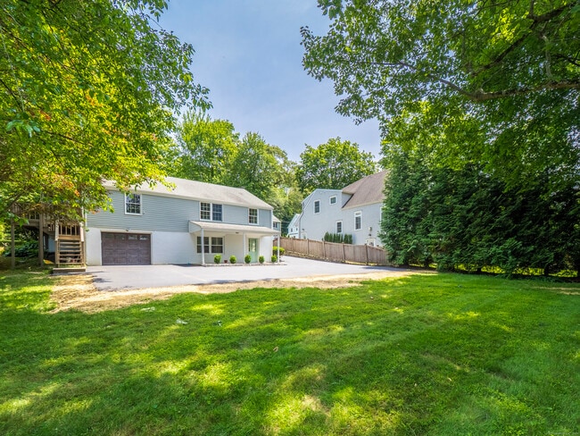 8 Hillcrest Ave in Darien, CT - Building Photo - Building Photo
