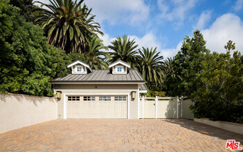 1960 Hillcrest Rd in Los Angeles, CA - Building Photo - Building Photo