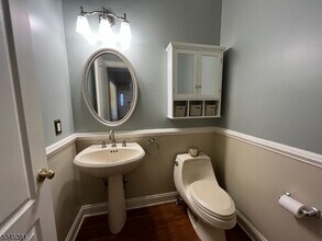 43 Georgetown Ct in Bernards, NJ - Foto de edificio - Building Photo