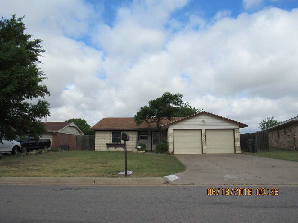 127 SE Surrey Ln in Lawton, OK - Building Photo