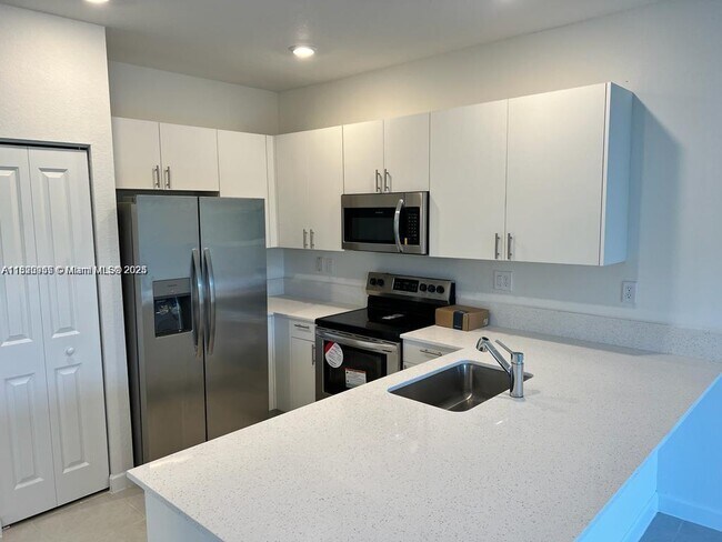 2633 SE 10th St in Homestead, FL - Building Photo - Building Photo