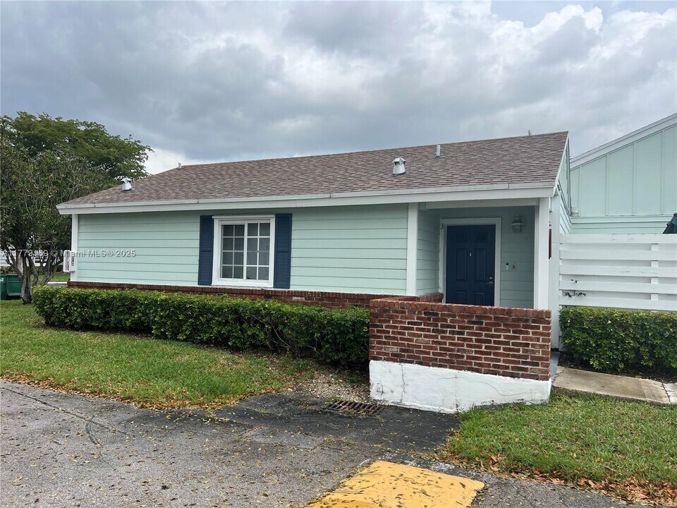 13760 SW 147th Cir Ln in Miami, FL - Building Photo