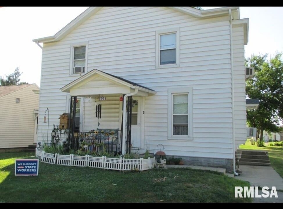 806 N Hamilton St, Unit studio apt.#2 in Lincoln, IL - Building Photo