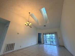 2521 NW 56th Ave in Lauderhill, FL - Foto de edificio - Building Photo