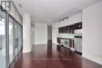 33-3033 Charles St E in Toronto, ON - Building Photo - Building Photo
