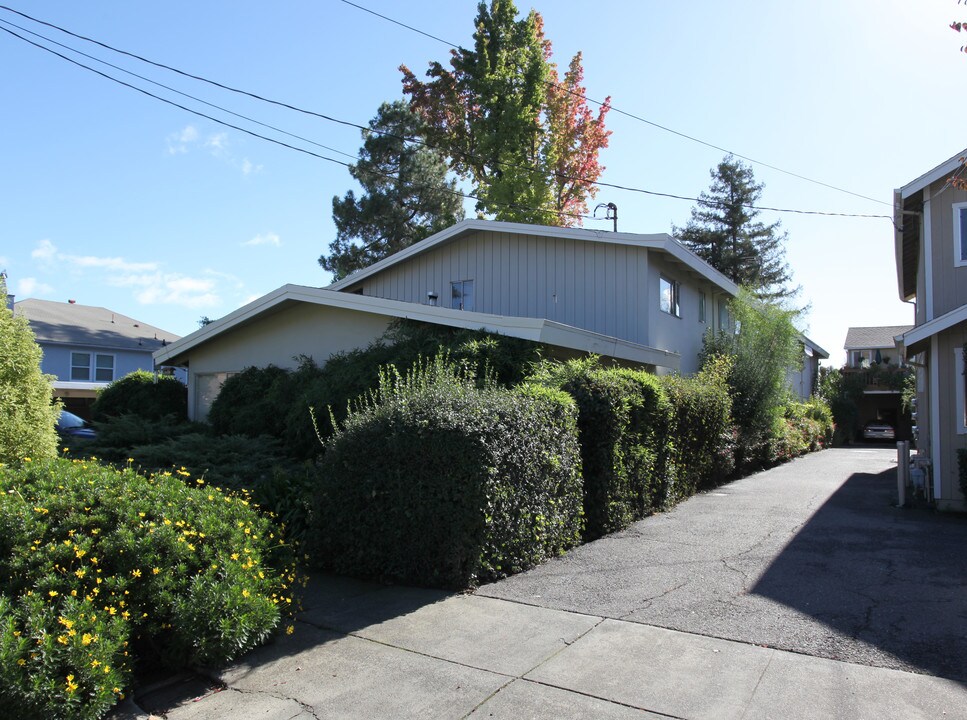 57 Ross Ave in San Anselmo, CA - Foto de edificio