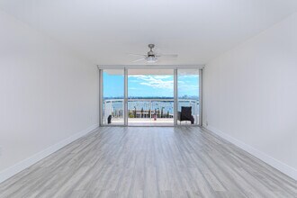 18021 Biscayne Blvd in Aventura, FL - Building Photo - Building Photo