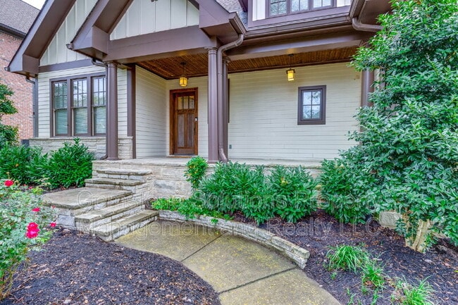 210 38th Ave N in Nashville, TN - Building Photo - Building Photo