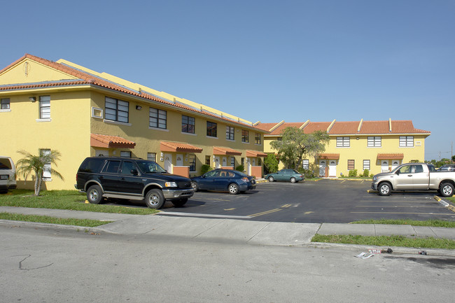 200 SW 113th Ave in Miami, FL - Foto de edificio - Building Photo