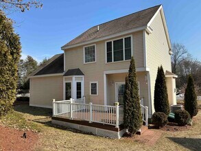 25 River Bend Way in Manchester, NH - Building Photo - Building Photo