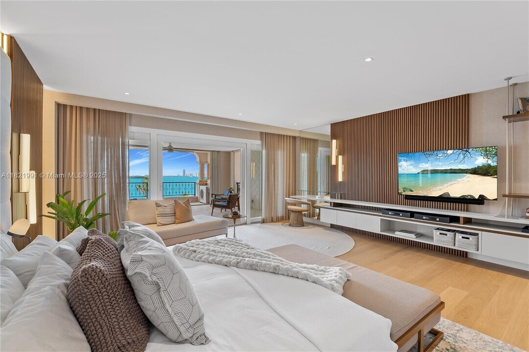 5242 Fisher Island Dr in Miami Beach, FL - Building Photo
