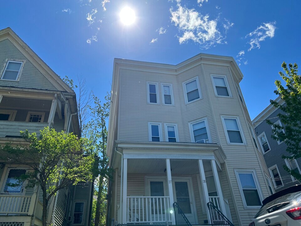 22 Main St, Unit 2 in Malden, MA - Foto de edificio