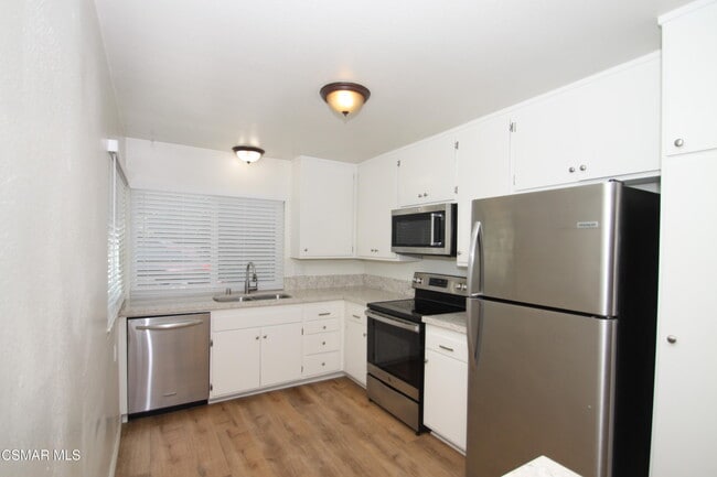 565 Serento Cir in Thousand Oaks, CA - Building Photo - Building Photo