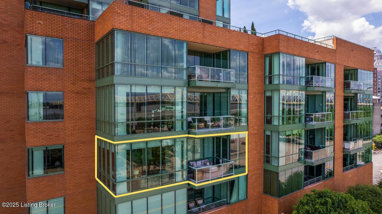 222 E Witherspoon St in Louisville, KY - Building Photo