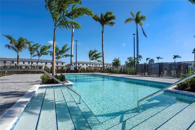 5001 Peacock Wy in Dania Beach, FL - Building Photo - Building Photo