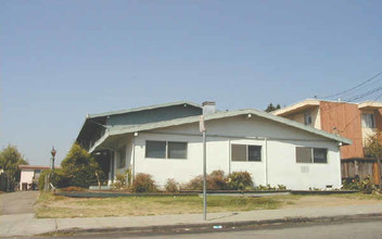 2035 24th Ave in Oakland, CA - Building Photo - Building Photo