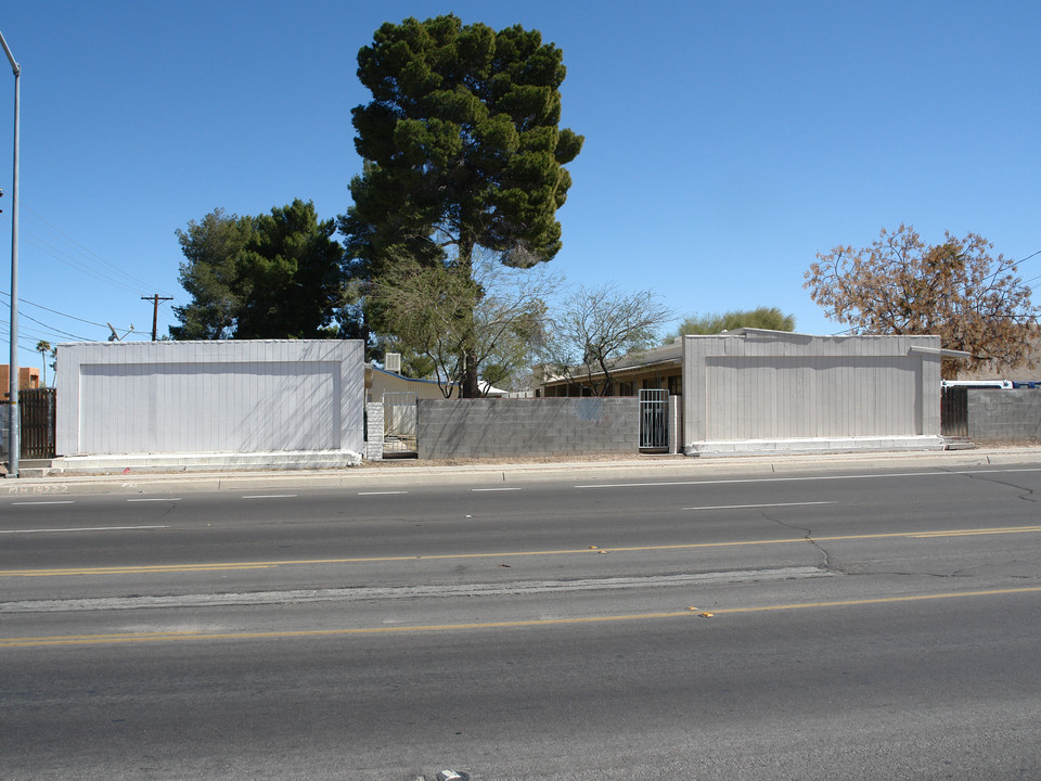 2860-2872 N Alvernon Way in Tucson, AZ - Building Photo