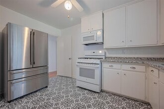 5513 Fairdale Ln in Houston, TX - Building Photo - Building Photo