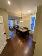 3238 N Hoyne Ave, Unit 2 in Chicago, IL - Foto de edificio - Building Photo