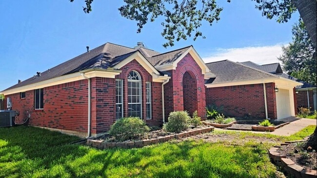 1805 Oak Hollow Dr W in Pearland, TX - Building Photo - Building Photo