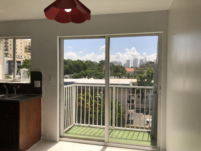 1453 SW 3rd St, Unit 306 in Miami, FL - Foto de edificio - Building Photo