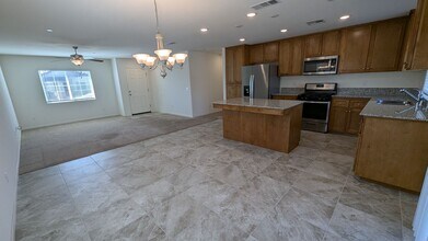 900 Creekview St in Porterville, CA - Building Photo - Building Photo