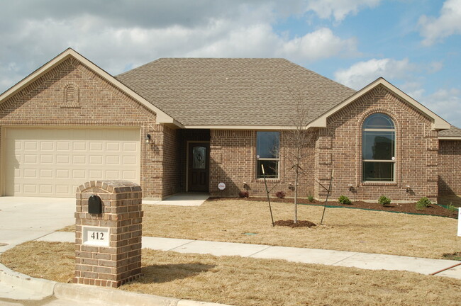 412 Centennial Ave in Ennis, TX - Building Photo - Building Photo