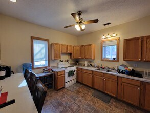 621 W 4th St in Cedar Falls, IA - Building Photo - Building Photo