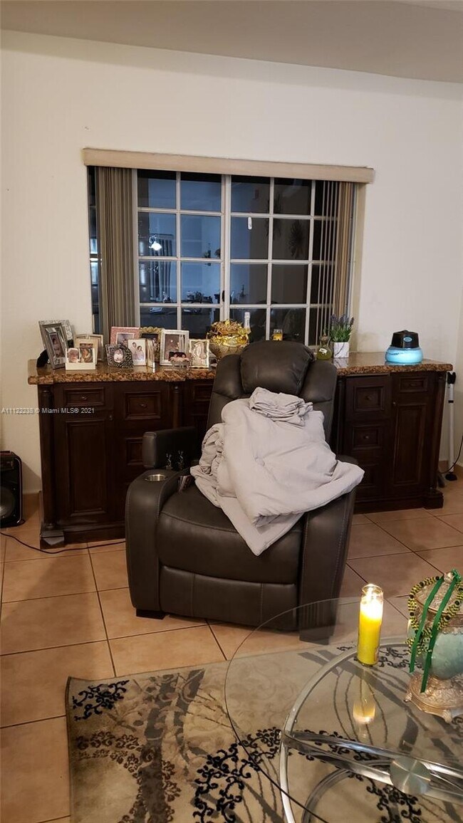 8100 W 28th Ct-Unit -207 in Hialeah, FL - Building Photo - Building Photo