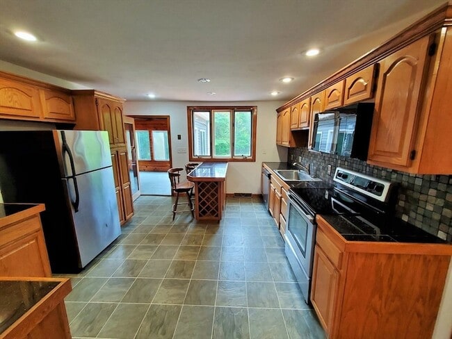77 Pleasant St in West Bridgewater, MA - Building Photo - Building Photo
