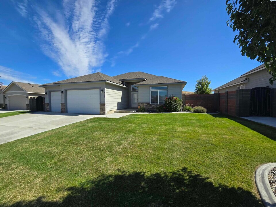 6988 W 31st Ave in Kennewick, WA - Building Photo