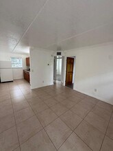 906 2nd St, Apt 3, W Palm BCH in West Palm Beach, FL - Building Photo - Building Photo