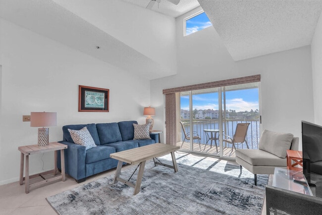 4468 NE Ocean Blvd in Jensen Beach, FL - Building Photo - Building Photo