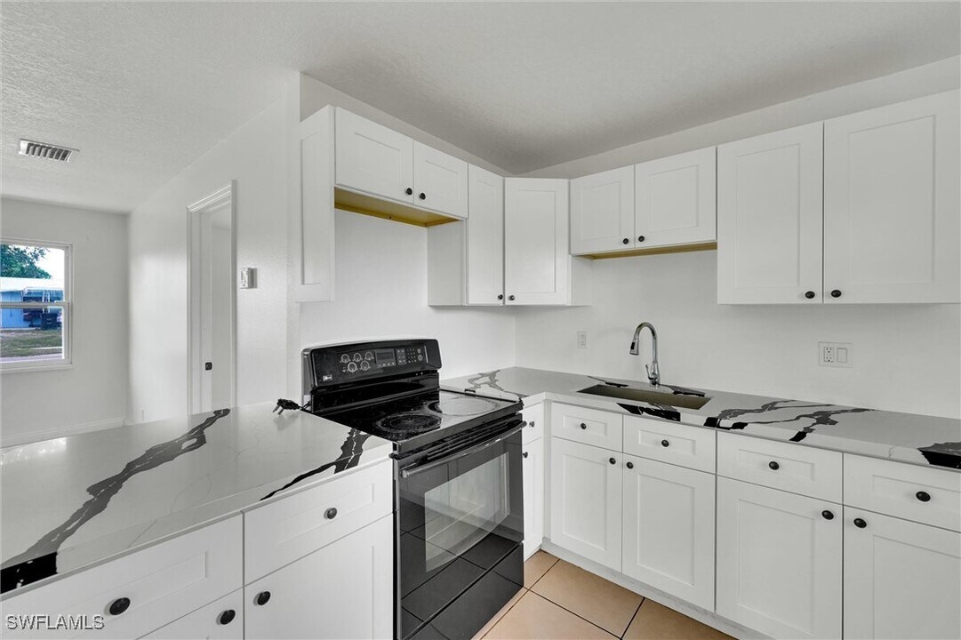 1777 Ebenezer Ct in Ft. Myers, FL - Building Photo