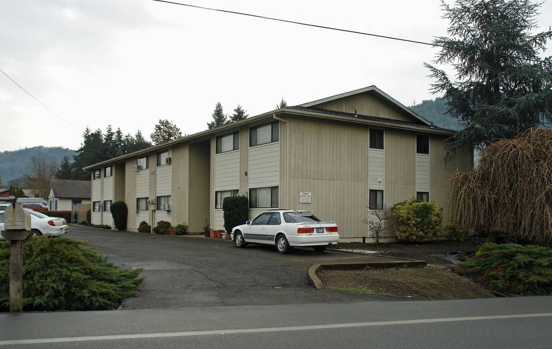 2985 W Jay Ave in Roseburg, OR - Foto de edificio