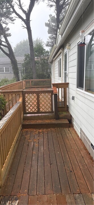 103 SE 145th Dr in South Beach, OR - Building Photo