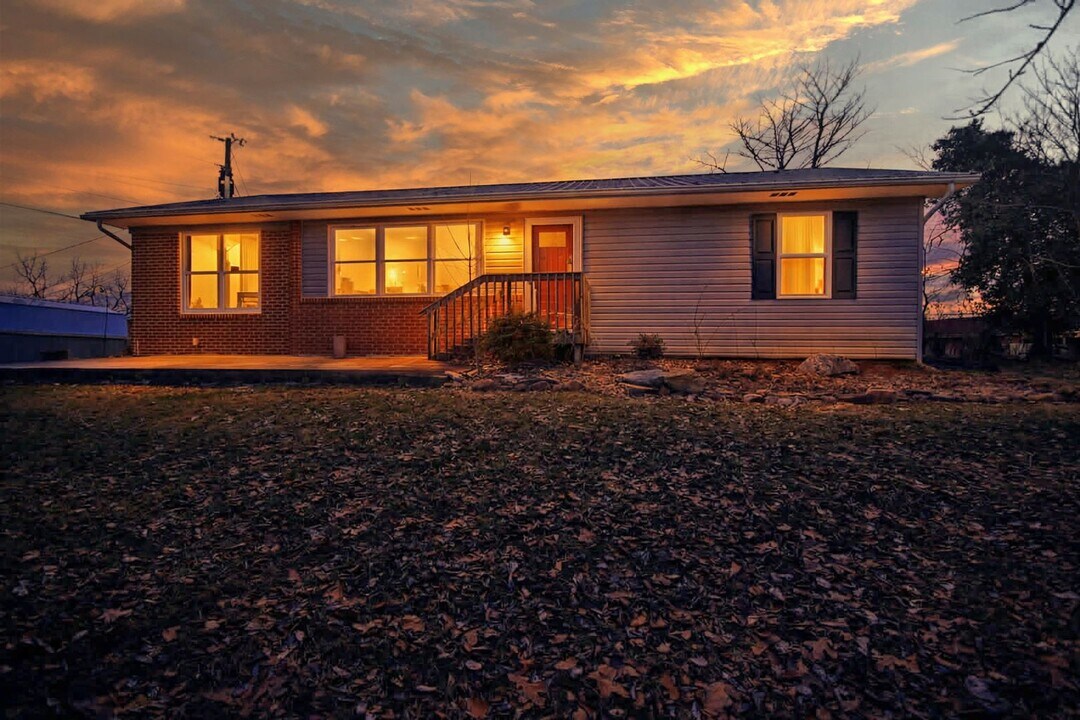 108 Cottonwood Dr in Greeneville, TN - Building Photo