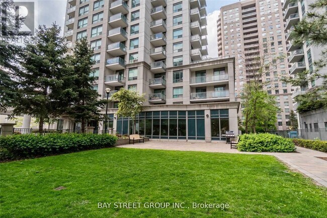 21 Hillcrest Ave in Toronto, ON - Building Photo - Building Photo