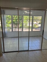 1015 Country Club Dr in Margate, FL - Foto de edificio - Building Photo