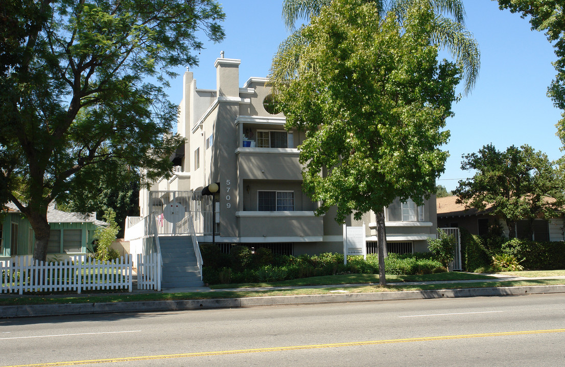 5709 Kester Ave in Van Nuys, CA - Building Photo